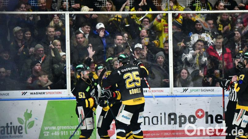 Die Spieler jubeln, die Fans toben: Der ERSC Amberg schlägt am Freitagabend den alten Rivalen EV Pegnitz. Bild: SignaLight-AP