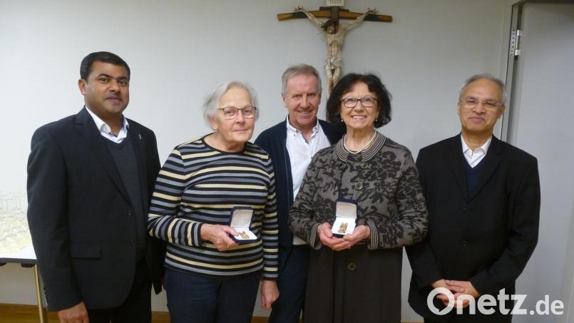 Verabschiedet wurde für 25 Jahre Lektorendienst Maria Plößl. Stellvertretend für ihren Mann Josef nahm Gabriele Lobenhofer (Zweiter von links) zum Dank für treue Fahrdienste die Martinsmedaille entgegen. Dazu gratulierten ( von rechts) Pfarrer Varghese Puthenchira, Karl Bauer und Pater Prince. Bild: bk