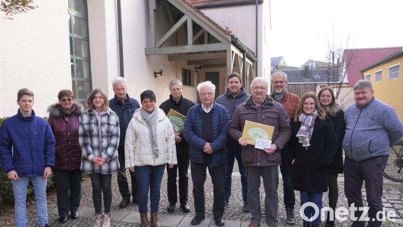 Pfarrer Norbert Götz (Sechster von links) und Herbert Putzer (Fünfter von rechts) erhalten von den Nikoläusen des Pfarrgemeinderats und Fahrenbergweihnacht Spenden Bild: fvo