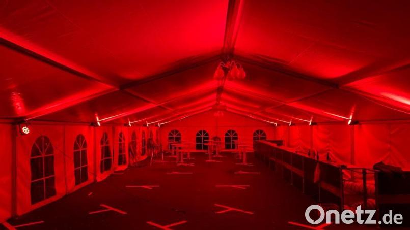 Das Zelt steht, die Partybeleuchtung auch: So kann in Nabburg ins neue Jahr gestartet werden. Bild: Lukas Grim/exb