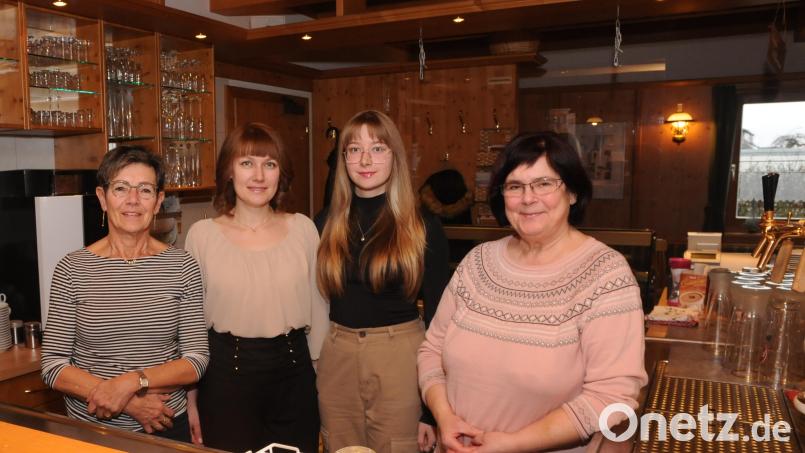 Die Freude über die gesicherte Zukunft des Cafés Schmidt teilen (von links) Eigentümerin Lisa Nerlich, die neue Pächterin Oxana Semenov mit Tochter Katharina sowie die scheidende Chefin Monika Metzner. Bild: ige