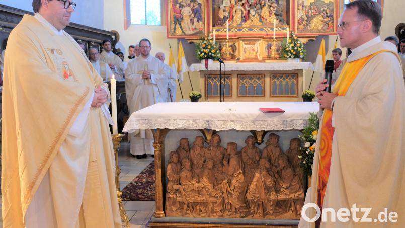 Seit September hat die Pfarrei St. Laurentius einen neuen Stadtpfarrer. Unser Bild zeigt die Amtseinführung von Pater Johannes Bosco durch Dekan Alexander Hösl im Oktober. Bild: do