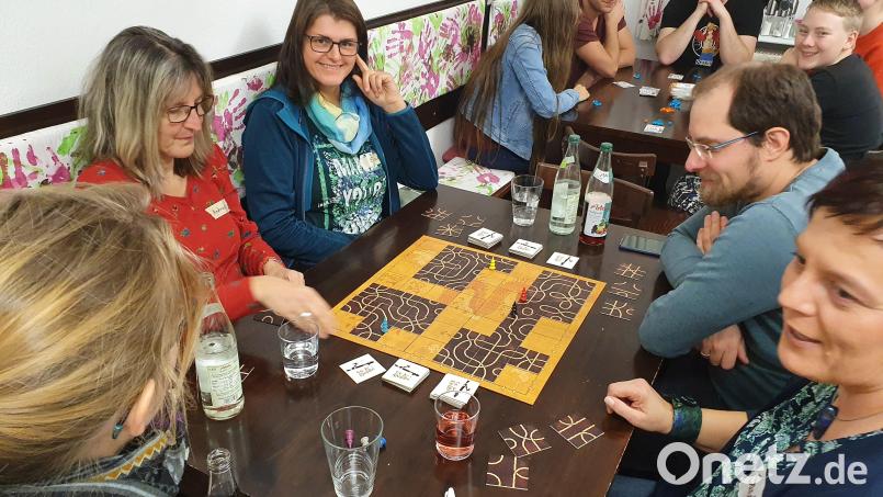 Im Familienzentrum Mittendrin gibt es zwei Mal im Monat einen Spieleabend für Jugendliche und Erwachsene. Bild: kaz