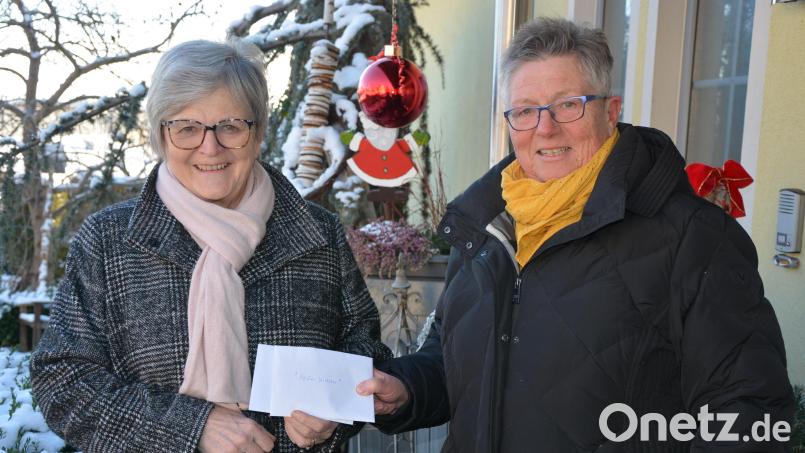 Rita Vogl (rechts) überreichte 3000 Euro an Dr. Annemarie Schraml für die Aktion "Feuerkinder“. Bild: jr