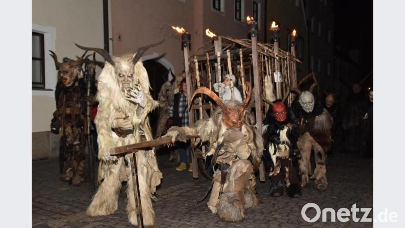 Bahn frei für die Perchten! Derart gruslige Gesellen geisterten beim &quot;1. Weidener Rauhnachtslauf&quot; vor drei Jahren durch die Altstadt. Archivbild: hcz