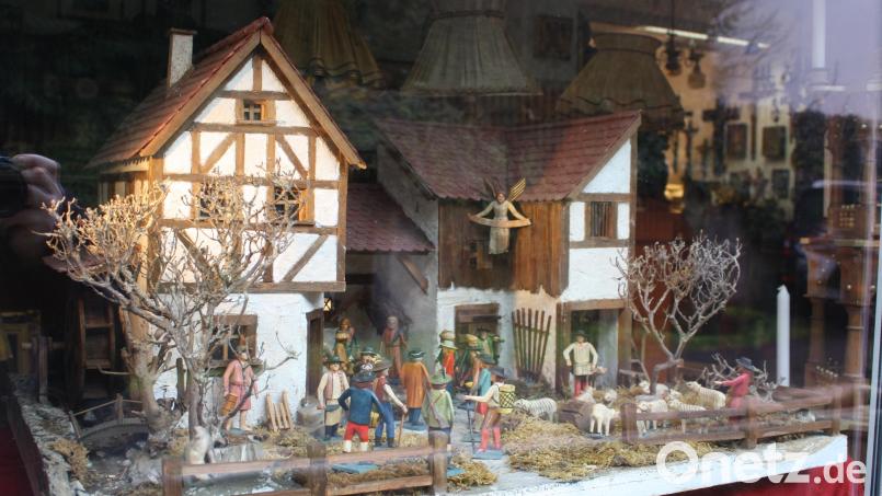 Das Haus stammt aus Franken, die Figuren aus dem böhmischen Grulich: Diese etwa 100 Jahre alte Weihnachtskrippe im Pressather Rothballer-Schaufenster spiegelt süddeutsch-böhmische Religions- und Kunstgeschichte wider. Bild: bjp