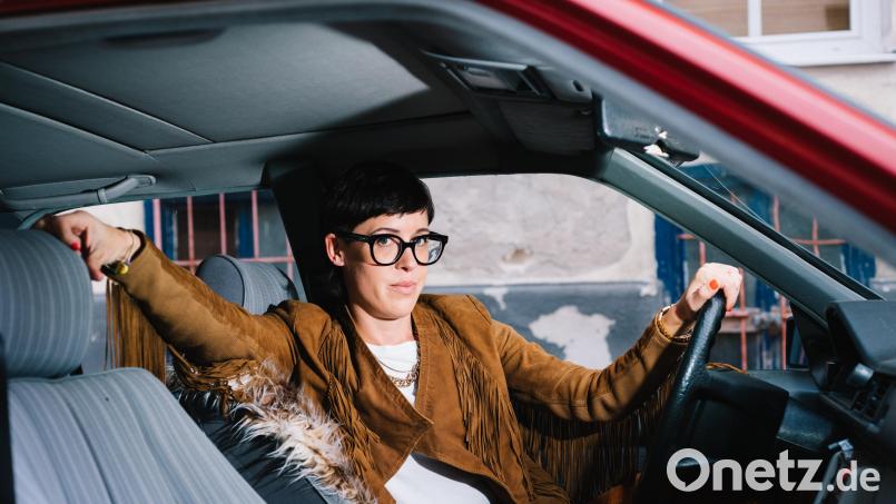 Mit ihrem Programm "Taxi Uhr läuft" gastiert Eva Karl Faltermeier in Neunburg vorm Wald. Bild: Ingo Petramer/exb