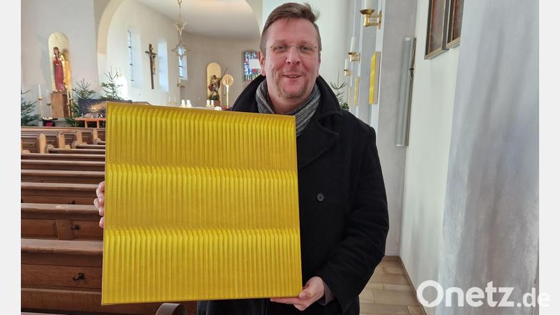 Pfarrer Markus Meier und eines der Kunstwerke von Astrid Schröder in der Klardorfer Kirche. Bild: Thomas Dobler