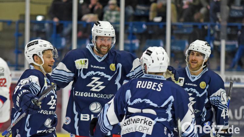 Martin Heinisch (Zweiter von links) bejubelt den Treffer zum 5:0 mit Dennis Thielsch (von links), Tomas Rubes und Kurt Davis. Bild: Gebert