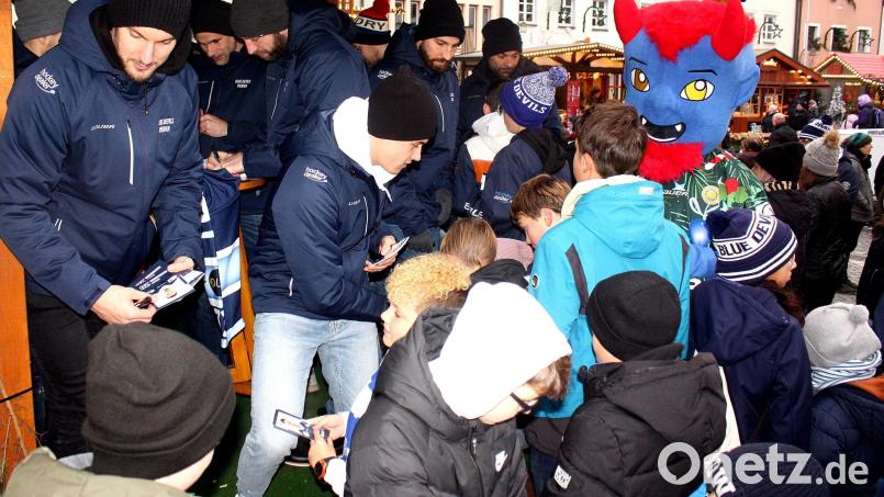 Anfang Dezember gaben die Blue Devils Autogramme in der Weidener Fußgängerzone. Gibt es bald wieder einen solchen Auflauf - dann zur Aufstiegsfeier? Archivbild: R. Kreuzer