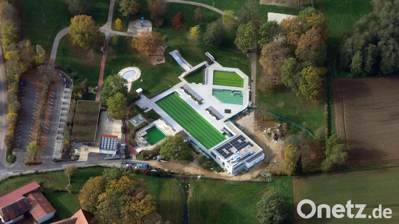 Das Nichtschwimmer-Areal (die zwei Becken rechts) sind schon saniert, auch das große Schwimmerbecken mit der angebauten Wärmehalle. Das Springerbecken (links) steht im kommenden Jahr an, genau wie die Erweiterung des Spiel- und Sportbereichs (weiße Fläche oben rechts im Bild) sowie die Wege zur Wärmehalle und zu den Liegewiesen. Bild: Bernd Georgi