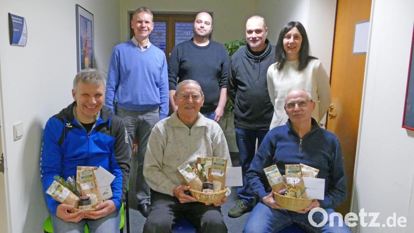 Sie nehmen den Naturschutz ernst: (stehend, von links) Matthias Seuffert, Johannes Pirner, Florian Haas, Kerstin Seuß (Untere Naturschutzbehörde); (sitzend, von links) Thilo Wiesent, Werner Scharf und Andreas Werthner (Naturschutzwächter). Bild: Kornelia Beschorner, Stadt Amberg/exb