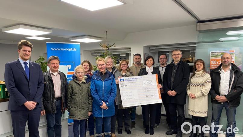 Strahlende Gesichter bei der Übergabe des Geldes aus dem Gewinnspartopf in der Geschäftsstelle. Auf dem Bild Geschäftsstellenleiter Alexander Goblirsch (links) mit den Vereinsvertretern. Bild: njn