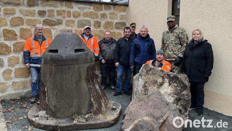 Heimatvereinsvorsitzende Angela Biersack (rechts) dankt Oberst Kevin Poole und den Helfern der Stadt, Bundeswehr und der US-Armee für den Transport und das Aufstellen einer Bunkerkleinstglocke und weiterer Exponate der Westwall-Testbunkeranlagen im Museumshof. Bild: mor