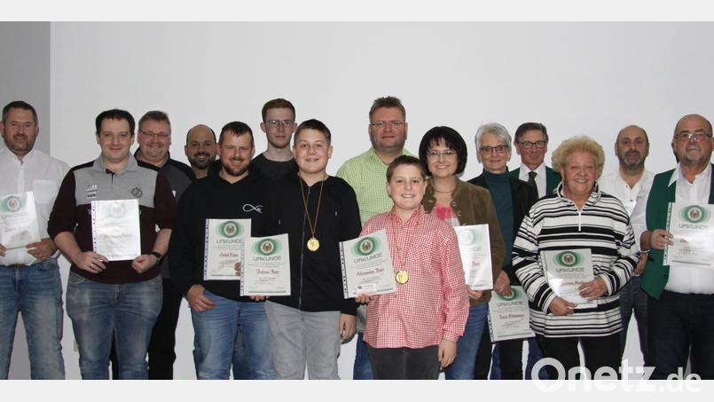 Die Vereinsmeister 2023 (von links) Stefan Pregler, Alexander Nowak, Michael Gerschau, Sascha Helgert, André Klose, Pascal Pregler, Fabian Beer, Bernhard Beer, Alexander Beer, Marina Beer, Doris Wittmann, Manfred Kraus, Tatjana Mathes, Andreas Wittmann und Alois Helgert. Bild: Michael Gerschau/exb