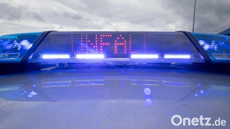 Ein Blaulicht und eine LED-Anzeige leuchten auf dem Dach eines Polizeifahrzeugs. Bild: Daniel Karmann/dpa/Symbolbild