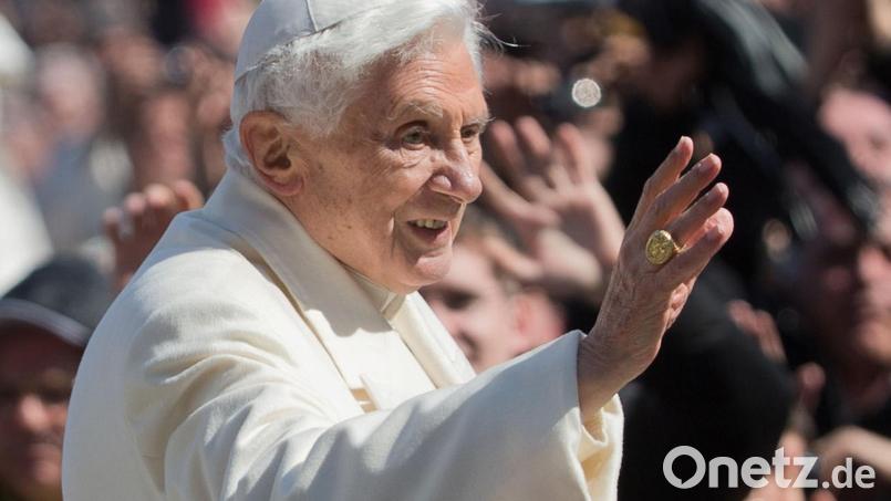 Der damalige Papst Benedikt XVI. fährt im Papamobil nach der Generalaudienz vom Petersplatz ab. Archivbild: Michael Kappeler/dpa