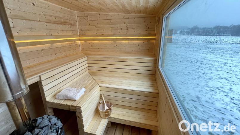 Die Sauna auf Rädern mit dem Blick durchs Panoramafenster in die weite Flur bei Kondrau. Bild: Lisa Müller/exb