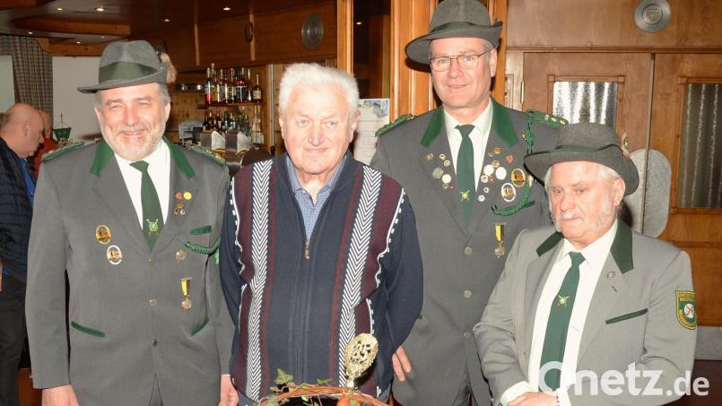 Schützenmeister Werner Grünthaler mit Jubilar Hans Himmerer, Helmut Sperber und Johann Siegert (von links). Bild: ker