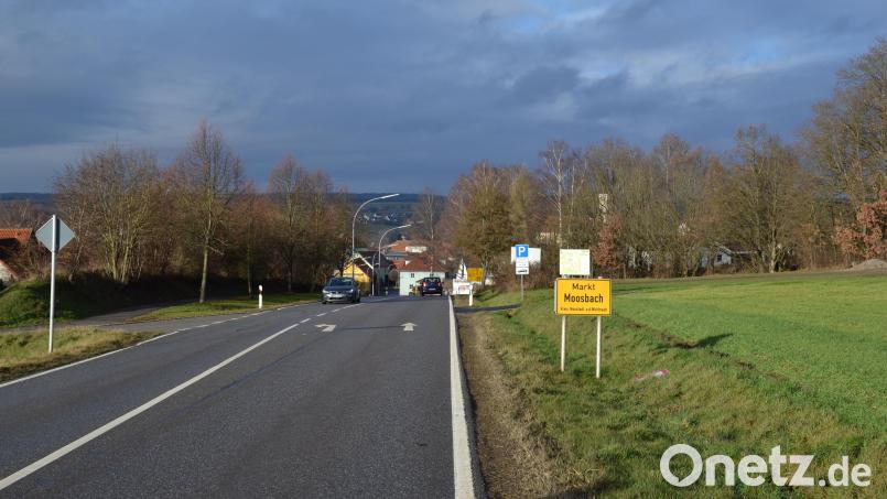 Messungen in den vergangenen zwei Jahren beweisen es: Auf der Staatsstraße von Eslarn in den Ort Moosbach hinein sind viele Autofahrer deutlich zu schnell. Bild: gi