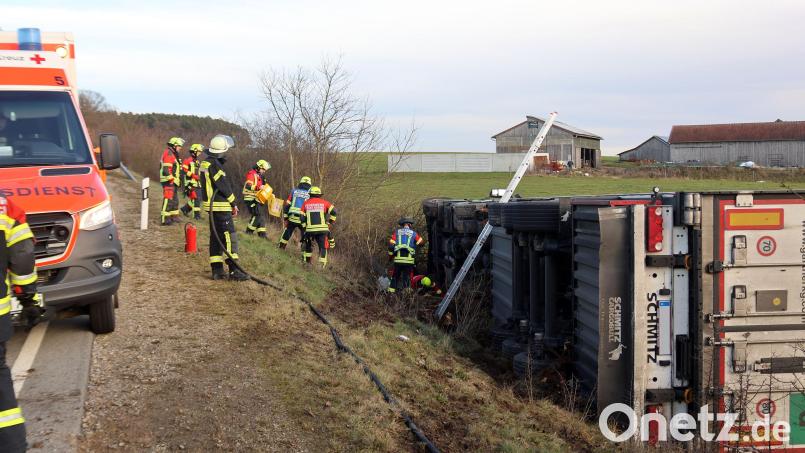 Auf Höhe Straßhof fuhr der Fahrer mit seinem Sattelzug nach rechts von der Fahrbahn die Böschung hinab. Der Lastwagen kippte zur Seite und musste im Laufe des Montagabends mit einem Kran geborgen werden. Bild: Alexander Laube