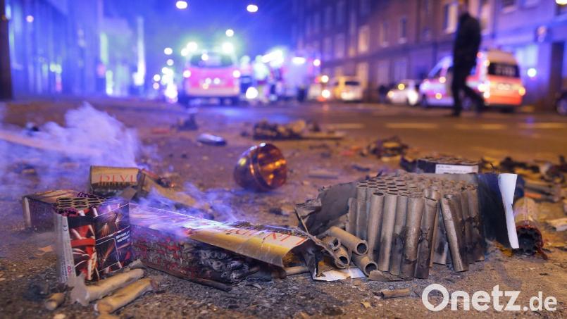 Einsatzkräfte der Feuerwehr bei der Arbeit in der Silvesternacht. Bild: David Young/dpa