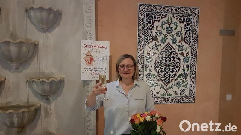 Die Leiterin der Gäste-Information, Ursula Stingl, beim Sektempfang im orientalischen Badetempel. Bild: Kurmittelhaus Sibyllenbad/exb