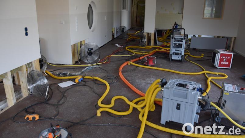 Noch laufen Ventilatoren und Bautrockner auf Hochtouren im Krippenanbau. Dei einer erneuten Messung des Gutachters am 9. Januar entscheidet sich, ob mit dem Wiederaufbau begonnen werden kann. Bild: fla