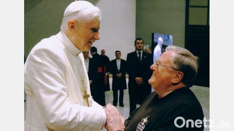 Begrüßung bei einem der vielen Besuche bei Papst Benedikt XVI., der hier leicht erhöht steht. Pater Martin Bialas (rechts) kannte den am 31. Dezember 2022 verstorbenen Kirchenführer seit 50 Jahren persönlich. Archivbild: Bialas/exb