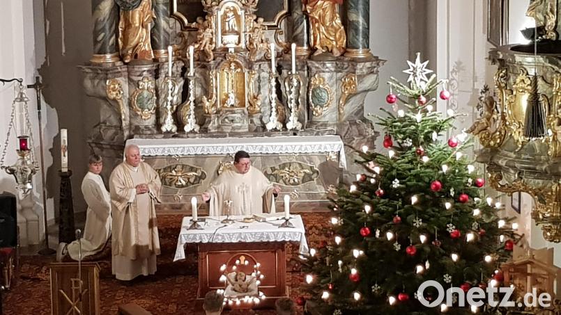 Pfarrer Udo Klösel hielt mit Diakon Herbert Sturm an Silvester den Festgottesdienst. Musikalisch begleitet vom Bläser-Ensemble unter Leitung von Franz Sturm und an der Orgel Lena Putzer. Bild: gi