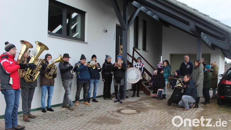 Die Fichtelgebirgskapelle Ebnath brachte musikalischen Neujahrswünsche von Haus zu Haus. Bild: soj