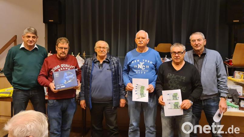 Zweiter DJK-Vorsitzender Roman Kastl (links) gratuliert den Gewinnern. Bild: sne