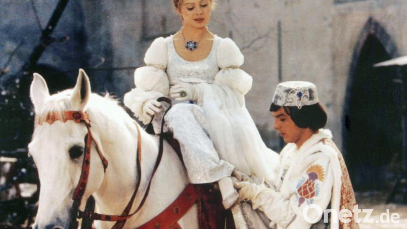 Unvergesslich: Die Schlussszene wurde im Hof der Burg Svihov gedreht. Der Prinz (Pavel Trávnícek ) passt Aschenbrödel (Libuse Safránková) den verlorenen Schuh an. Bild: WDR/Degeto