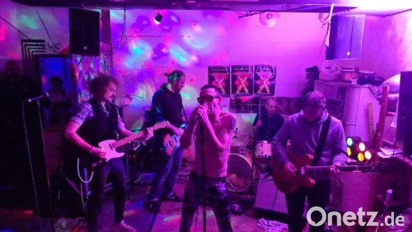 "The Hitdogs" um Sänger Christian Neiting auf der Bühne des Rio-Raums. Bild: Nina Saller/exb