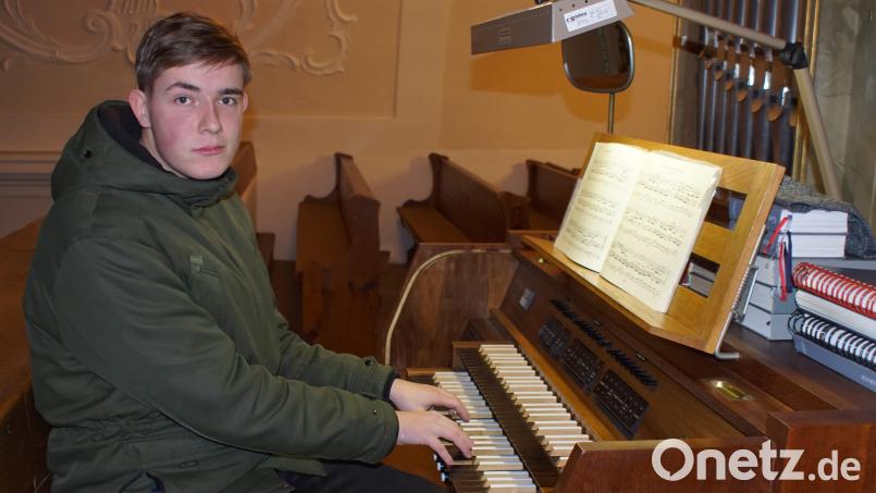 Jonas Prögler an der Orgel in der Weidinger Pfarrkirche St. Nikolaus. Bild: mmj