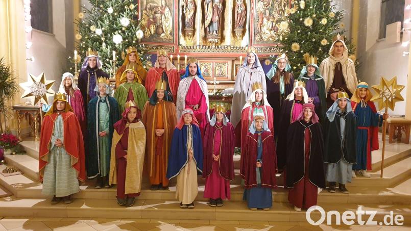 Die beteiligten Sternsinger des Aussendungsgottesdienstes am Neujahrstag. Bild: Beer, Richard
