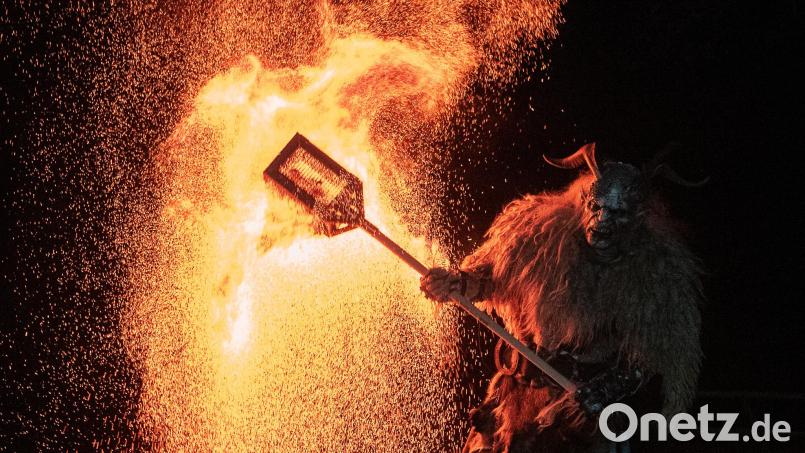 Sie kommen mit Feuer und bringen Schrecken. Ein Stoapfalz Deifl schwenkt eine riesige Fackel während der Proben für den „2. Weidener Raunachtslauf“ am Freitag. Bild: Stoapfalz Deifl´n /exb