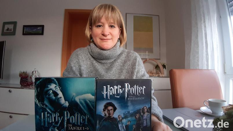 &quot;Harry Potter und der Feuerkelch&quot;. Veronica Ellerbeck mit der DVD-Box des Films, bei dem ihr einstiger Gastvater Regie geführt hat. Bild: Kunz