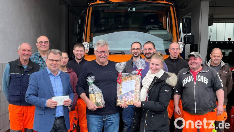 Bürgermeister Karlheinz Budnik verabschiedet Hubert Kopp zusammen mit der Personalratsvorsitzenden Linda Patzelt (vorne, von links) in den Ruhestand Bild: fz