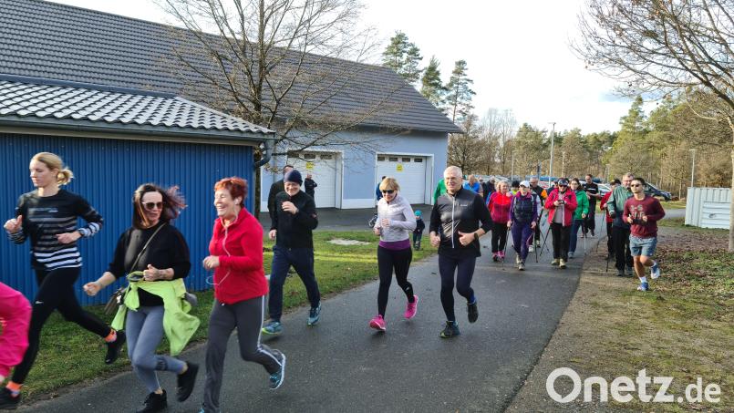 Bei Frühlingstemperaturen machten sich 40 Teilnehmer auf Einladung der SPD zum Silvesterlauf auf. Bild: sne