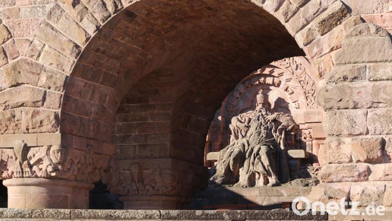 Kaiser Friedrich I., der wegen seines roten Bartes Barbarossa genannt wurde, trohnt unterhalb des Kyffhäuserdenkmals in Thüringen. Bild: Matthias Bein/dpa
