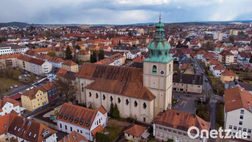 Die Dreifaltigkeitskirche ist die einzige Kirche in Amberg, die nicht nur einer Pfarrei, sondern einem ganzen Stadtviertel einen Namen gegeben hat. Luftbild: Noah Schott/exb