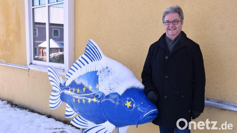 Den Europakarpfen bekam Hans Klupp als Abschiedsgeschenk, als er seine Ämter als Vorsitzender der Arge Fisch und beim Fischerzeugerring Bayern niederlegte. Das Prachtexemplar steht vor seinem Haus in Schönficht. Bild: ubb