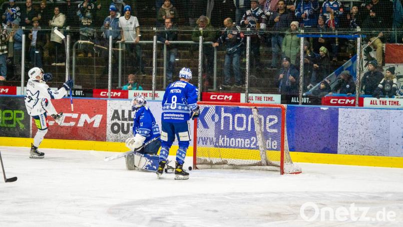 Robert Hechtl (links) bejubelt vor den bedröppelt schauenden Fans des SC Riessersee seinen Treffer zum zwischenzeitlichen 1:1. Bild: Christian Kaminsky/exb