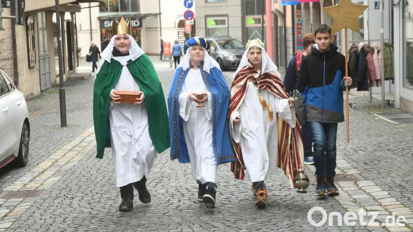 Quirin (12), Jonas (11), David (10) und Konstantin (12, von links) gehen in der Weidener Innenstadt von Tür zu Tür. Bild: Gabi Schönberger