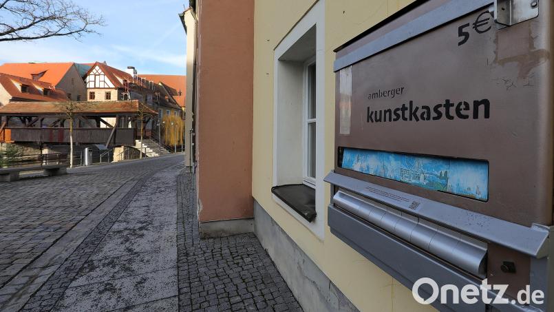 Der Kunstkasten in der Schiffgasse. Er hat mittlerweile rund 7000 Euro für soziale Zwecke erwirtschaftet. Bild: Wolfgang Steinbacher