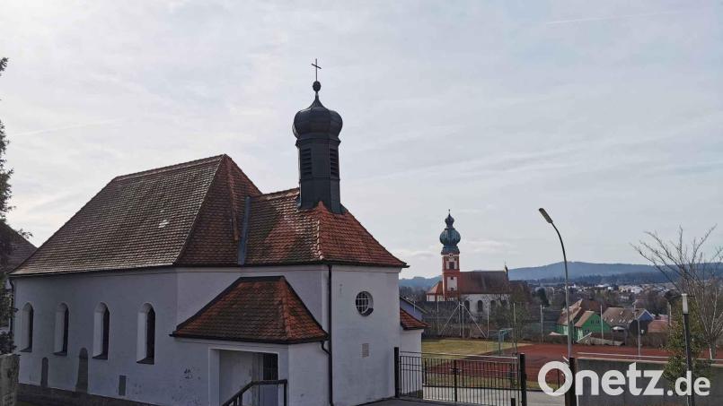 Die Friedhofskapelle mit Blick auf die Pfarrkirche. Bild: gz