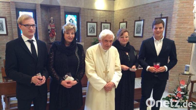 Brigitte Kreuzer (Zweite von rechts) aus Weiden besuchte 2014 mit ihrem Sohn Christian (von links), ihrer Schwester Gabriele Grillmeier und ihrem Sohn Johannes den emeritierten Papst Benedikt in einer offenen Audienz. Bild: Peter Marx/exb