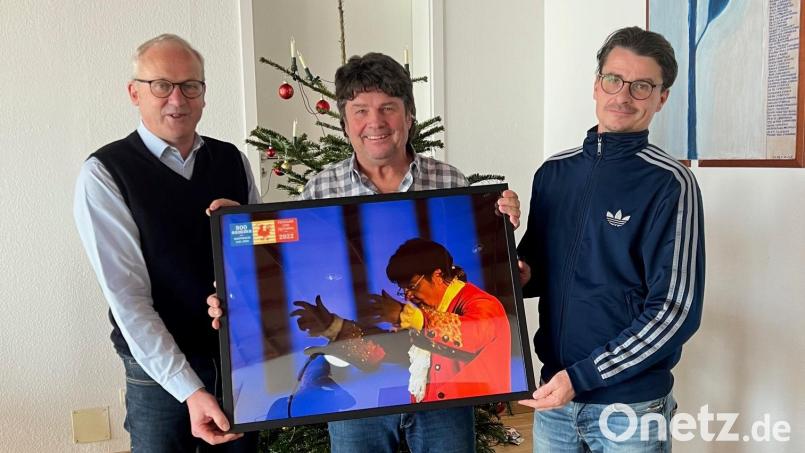 Bürgermeister Bernhard Lindner überreicht Säm Kraus (von links) sein Portrait als &quot;Mozart&quot; beim 900samma-Spektakel. Festspielleiter Jürgen Huber freut sich mit. Bild: mma