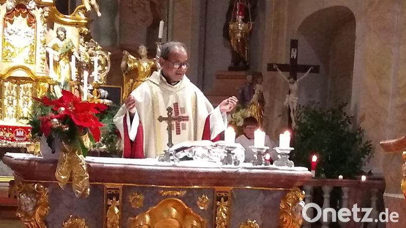 Pfarrer George Parankimalil, am Altar der Pfarrkirche St. Laurentius Bad Neualbenreuth, beim Dankgottesdienst zu seinem 30. Priesterjubiläum. Bild: Wolfgang Plonner/exb